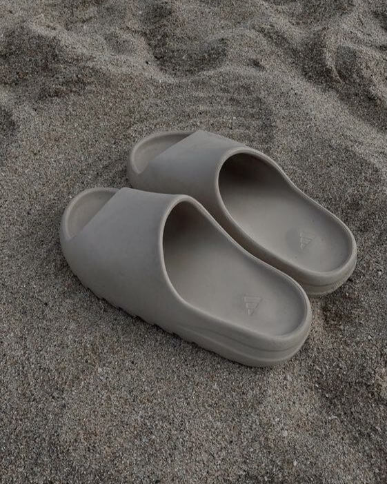 Uit de doos: Yeezy Slide Slate Marine ID2349 – monochrome upper, robuuste ribbelzool en Yeezy-logo zichtbaar binnenin