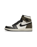 Zijkant van de Air Jordan 1 Dark Mocha met contrasterende bruine hiel, zwarte Swoosh en witte leren basis – populaire colorway geïnspireerd op Travis Scott

