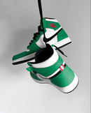 Flatlay van de Jordan 1 Lucky Green met klassieke Nike-box – het kleurgebruik springt eruit in deze clean compositie

