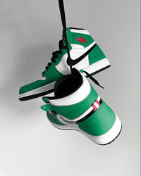 Flatlay van de Jordan 1 Lucky Green met klassieke Nike-box – het kleurgebruik springt eruit in deze clean compositie

