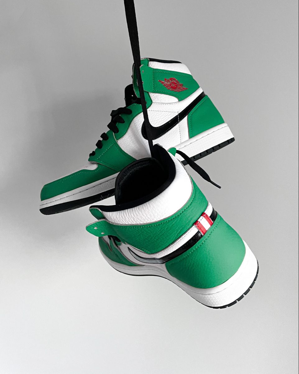 Flatlay van de Jordan 1 Lucky Green met klassieke Nike-box – het kleurgebruik springt eruit in deze clean compositie

