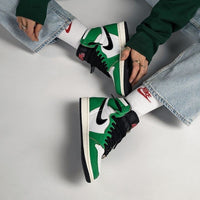 On feet styling van de Jordan 1 Lucky Green gecombineerd met een cargobroek – groene accenten maken het paar opvallend en sportief


