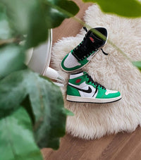 Detailshot van de witte toebox en zwarte Swoosh – laat het contrast tussen leer en groene panelen goed zien

