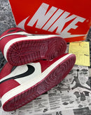 Jordan 1 Lost and Found on feet gestyled met een losse jeans – iconic look die de jaren 80 nieuw leven inblaast

