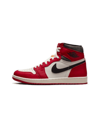 Zijkant van de Jordan 1 Lost and Found met klassieke Chicago-kleuren en craquelé leer – retro OG-vibe met een vintage twist

