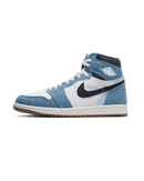 Zijkant van de Air Jordan 1 OG Denim met lichtblauwe denim overlays, witte leren panelen en de iconische Jordan shape – vrouwelijke en ruige look in één



