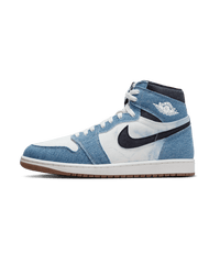 Zijkant van de Air Jordan 1 OG Denim met lichtblauwe denim overlays, witte leren panelen en de iconische Jordan shape – vrouwelijke en ruige look in één


