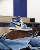 Detailshot van de tong met het rode Nike Air-label en goudkleurige dubrae – unieke feminine touch met luxe afwerking

