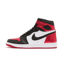 Zijkant van de Air Jordan 1 High OG Ruby met dieprode overlays en witte lederen panelen, klassieke high-top Jordan 1 voor dames in varsity stijl