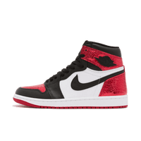 Zijkant van de Air Jordan 1 High OG Ruby met dieprode overlays en witte lederen panelen, klassieke high-top Jordan 1 voor dames in varsity stijl