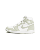 Zijkant van de Air Jordan 1 Seafoam met zachte groene suède overlays en witte lederen panelen – frisse en rustige uitstraling voor dagelijks gebruik


