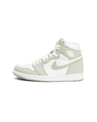 Zijkant van de Air Jordan 1 Seafoam met zachte groene suède overlays en witte lederen panelen – frisse en rustige uitstraling voor dagelijks gebruik

