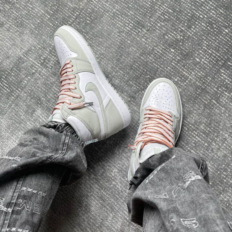 Close-up van de tong met wit-oranje veters en Nike Air-label – unieke afwerking die het Seafoam design extra karakter geeft

