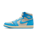 Zijaanzicht van de Air Jordan 1 High OG UNC Reimagined met suède Sail-basispanelen en lichtblauwe overlays – retro Jordan 1 high-top met frisse UNC-look