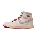 Zijkant van de Air Jordan 1 High Rare Air Cinnabar met rode lederen overlays, witte basis en zwarte Swoosh – opvallende colorway in klassieke high-top Jordan stijl