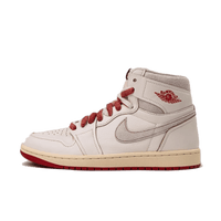 Zijkant van de Air Jordan 1 High Rare Air Cinnabar met rode lederen overlays, witte basis en zwarte Swoosh – opvallende colorway in klassieke high-top Jordan stijl