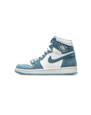 Zijkant van de Air Jordan 1 OG Denim met lichtblauwe denim overlays, witte lederen panelen en klassieke high-top vorm – opvallende look met ruwe afwerking


