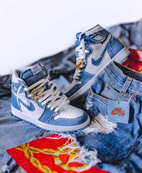 On feet van de Jordan 1 Denim gecombineerd met een lichtblauwe jeans – denim-on-denim styling met streetwear flair

