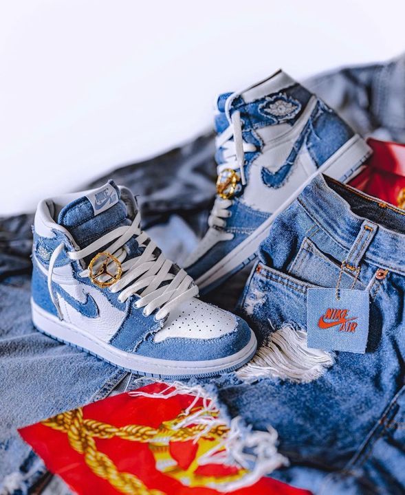 On feet van de Jordan 1 Denim gecombineerd met een lichtblauwe jeans – denim-on-denim styling met streetwear flair

