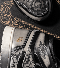 Close-up van de hiel met gouden embroidery en gegraveerde motieven op het bovenwerk – visuele hommage aan Día De Muertos-tradities in een modern silhouet