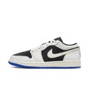 Air Jordan 1 Low Quai 54 (SKU FQ6703‑100) – vooraanzicht met zwart/witte leather upper en rood/ groen suede toe box en semi-transparante rode outsole