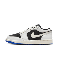 Air Jordan 1 Low Quai 54 (SKU FQ6703‑100) – vooraanzicht met zwart/witte leather upper en rood/ groen suede toe box en semi-transparante rode outsole