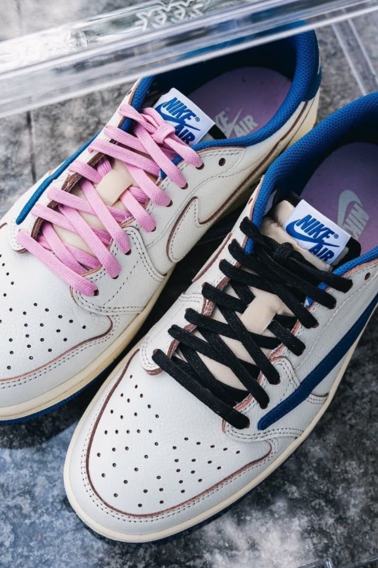 Close-up van DM7866-104 toont het gestempelde Cactus Jack-logo op de binnenzijde, cream midsole en stitching langs de reversed Swoosh