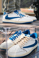 DM7866-104 on-feet gedragen met lichtblauwe jeans, reverse Swoosh zichtbaar vanaf de zijkant en sailkleurige zool gecombineerd met navy accenten