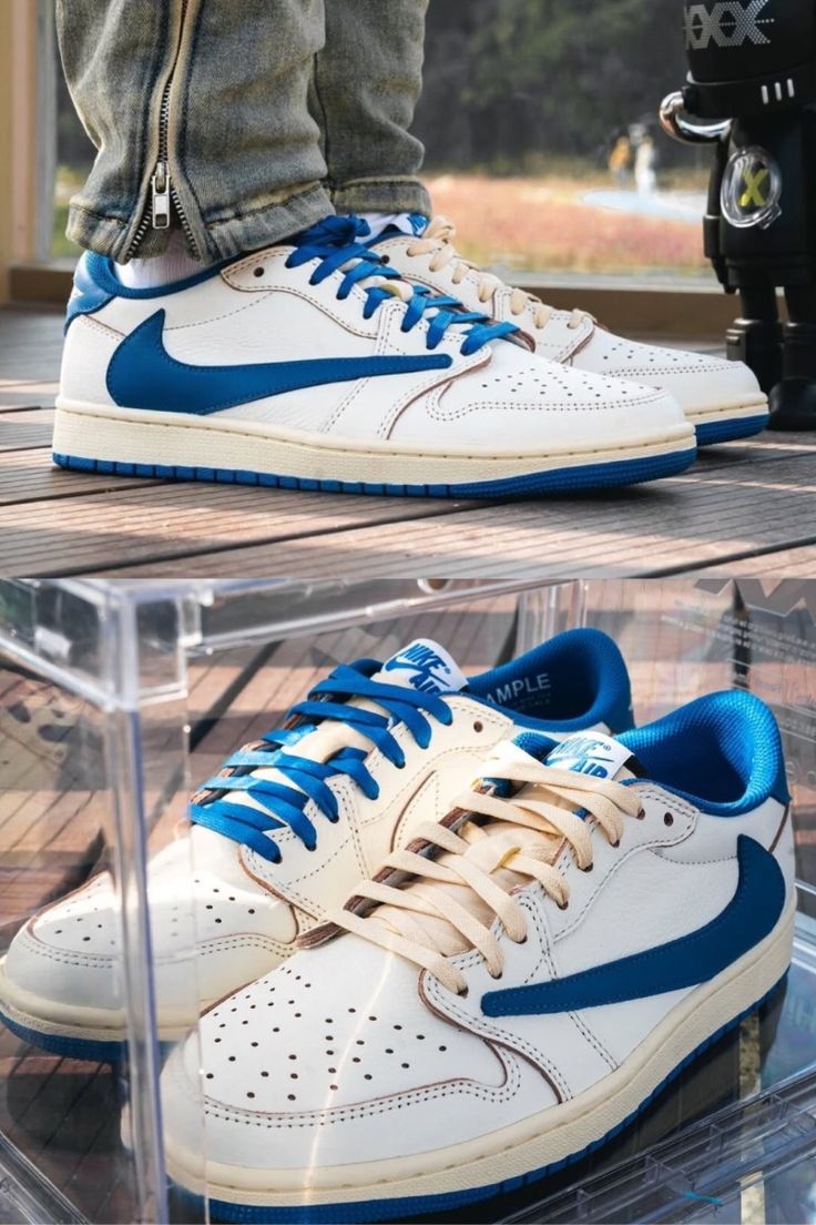 DM7866-104 on-feet gedragen met lichtblauwe jeans, reverse Swoosh zichtbaar vanaf de zijkant en sailkleurige zool gecombineerd met navy accenten