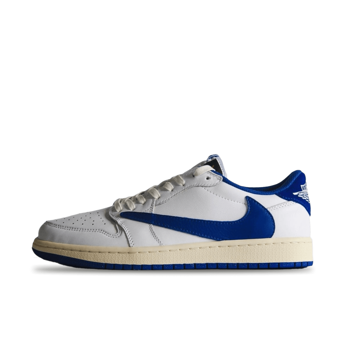 Air Jordan 1 Low OG Travis Scott Fragment DM7866-104 van voren gefotografeerd met reverse zwarte Swoosh, witte toebox en cream midsole in beeld