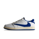 Air Jordan 1 Low OG Travis Scott Fragment DM7866-104 van voren gefotografeerd met reverse zwarte Swoosh, witte toebox en cream midsole in beeld