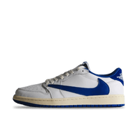 Air Jordan 1 Low OG Travis Scott Fragment DM7866-104 van voren gefotografeerd met reverse zwarte Swoosh, witte toebox en cream midsole in beeld