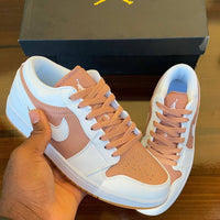 Detail van Air Jordan 1 Low Gum White (SKU DN6999‑100) met perforated hemp leer en klassieke Jumpman tonglabel