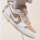Air Jordan 1 Low Gum White (SKU DN6999‑100) – in‑hand shot met zicht op heel en witte midsole