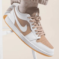 Air Jordan 1 Low Gum White (SKU DN6999‑100) – in‑hand shot met zicht op heel en witte midsole