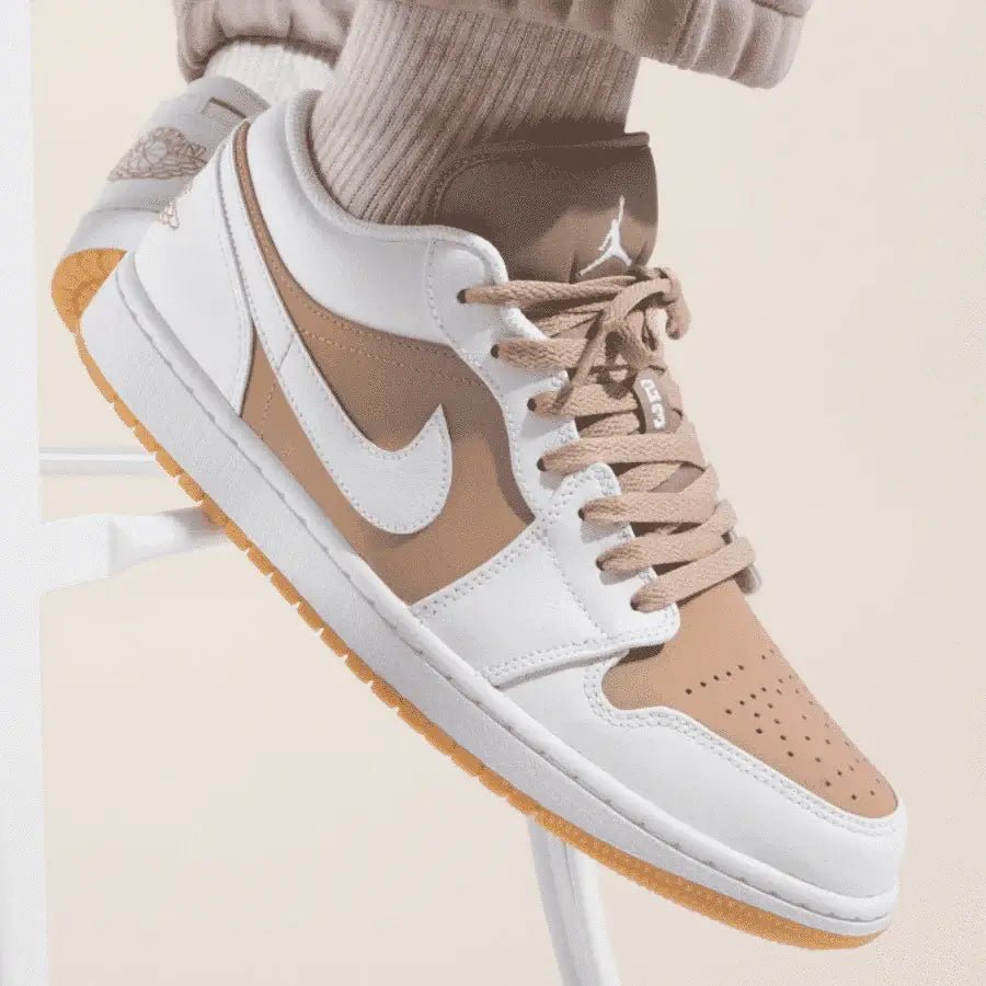 Air Jordan 1 Low Gum White (SKU DN6999‑100) – in‑hand shot met zicht op heel en witte midsole