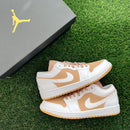 Air Jordan 1 Low Gum White (SKU DN6999‑100) on‑foot met lichte denim en gum outsole zichtbaar