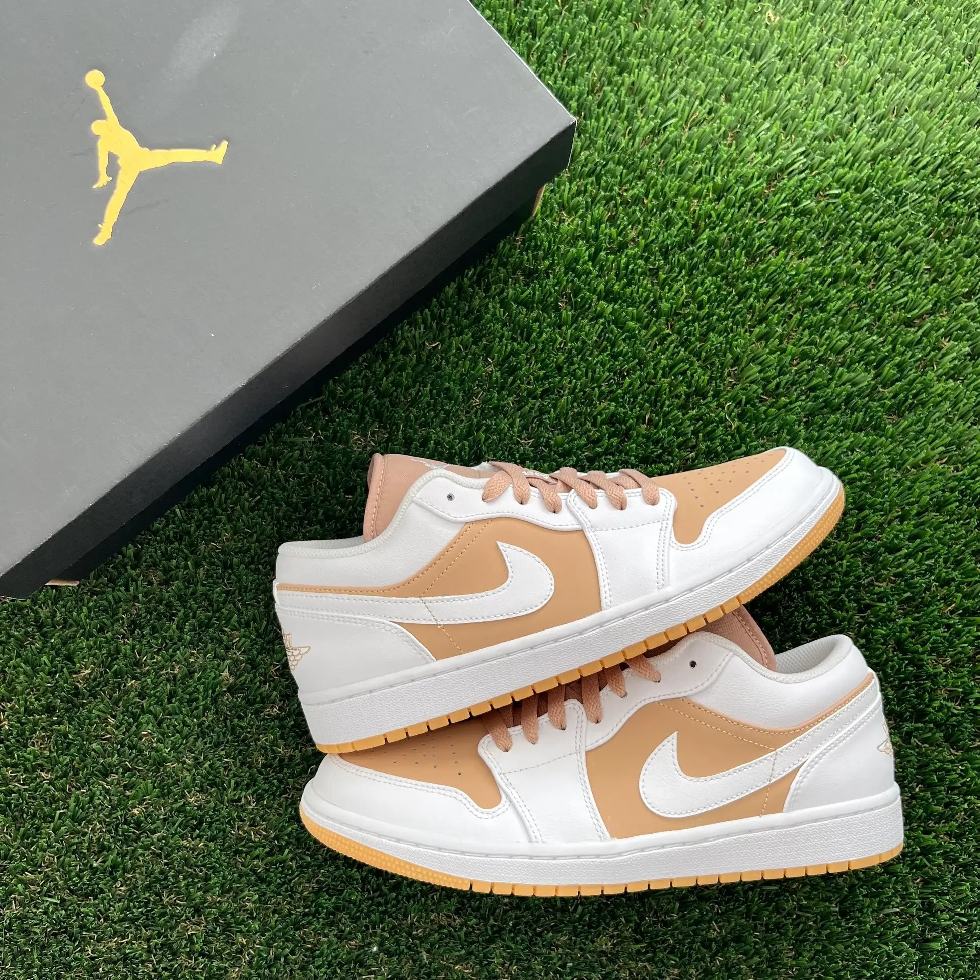 Air Jordan 1 Low Gum White (SKU DN6999‑100) on‑foot met lichte denim en gum outsole zichtbaar