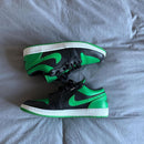 Air Jordan 1 Low Lucky Green (SKU 553558‑065) on‑foot met neutrale denim, zichtbaar witte midsole en groene outsole
