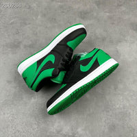 Detail van Air Jordan 1 Low Lucky Green (SKU 553558‑065) met Pine/’Lucky’ Green Swoosh en zwarte Jumpman tongue-logo