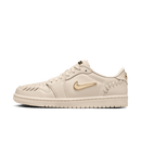 Air Jordan 1 Low Method of Make Legend Light Brown (SKU FN5032-200) – vooraanzicht met tonale lichtbruine lederen upper en metallic gold Swoosh