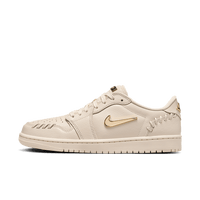 Air Jordan 1 Low Method of Make Legend Light Brown (SKU FN5032-200) – vooraanzicht met tonale lichtbruine lederen upper en metallic gold Swoosh