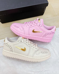 Air Jordan 1 Low Method of Make Legend Light Brown (SKU FN5032-200) on‑foot met cream denim en tonal outsole zichtbaar