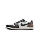 Air Jordan 1 Low OG Mocha (SKU CZ0790‑102) – vooraanzicht met witte leather upper, zwarte overlays en Palomino (Dark Mocha) nubuck hiel