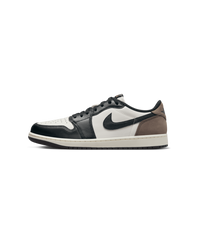 Air Jordan 1 Low OG Mocha (SKU CZ0790‑102) – vooraanzicht met witte leather upper, zwarte overlays en Palomino (Dark Mocha) nubuck hiel