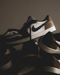 Air Jordan 1 Low OG Mocha (SKU CZ0790‑102) on‑foot gestyled met donkere denim en Palomino suede midsole zichtbaar