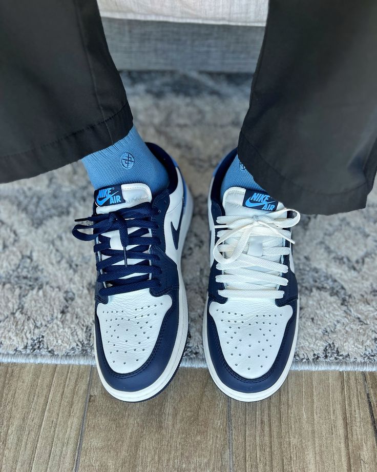 Air Jordan 1 Low OG Obsidian UNC