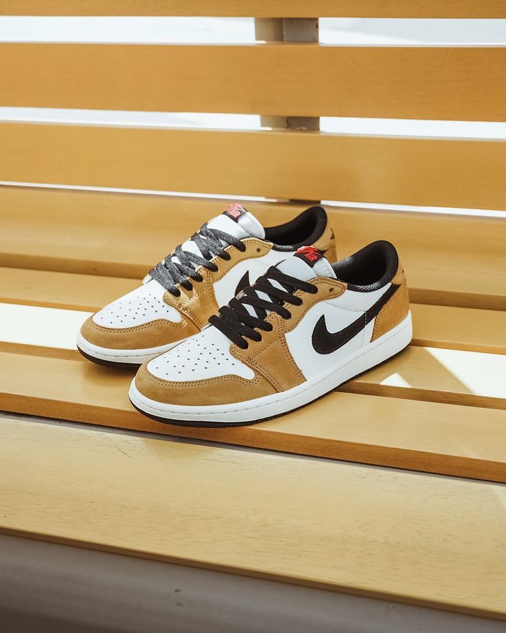Air Jordan 1 Low OG Rookie of the Year (SKU CZ0790‑107) – in-hand shot met zicht op Golden Harvest suede en zwarte Wings‑logo