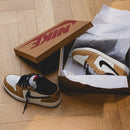 Detail van Air Jordan 1 Low OG Rookie of the Year (SKU CZ0790‑107) met zwarte Swoosh, laces en Gym Red “Nike Air” tongue label