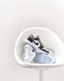 Detail van Air Jordan 1 Low SE Concord (SKU DV1309‑100) met zwarte Swoosh en gepolijste patent leather zitvlak